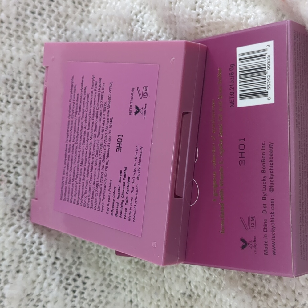 LUCKY CHICK Eyeshadow Palette in Daydreams, 6g/0.21oz - Picture 9 of 11